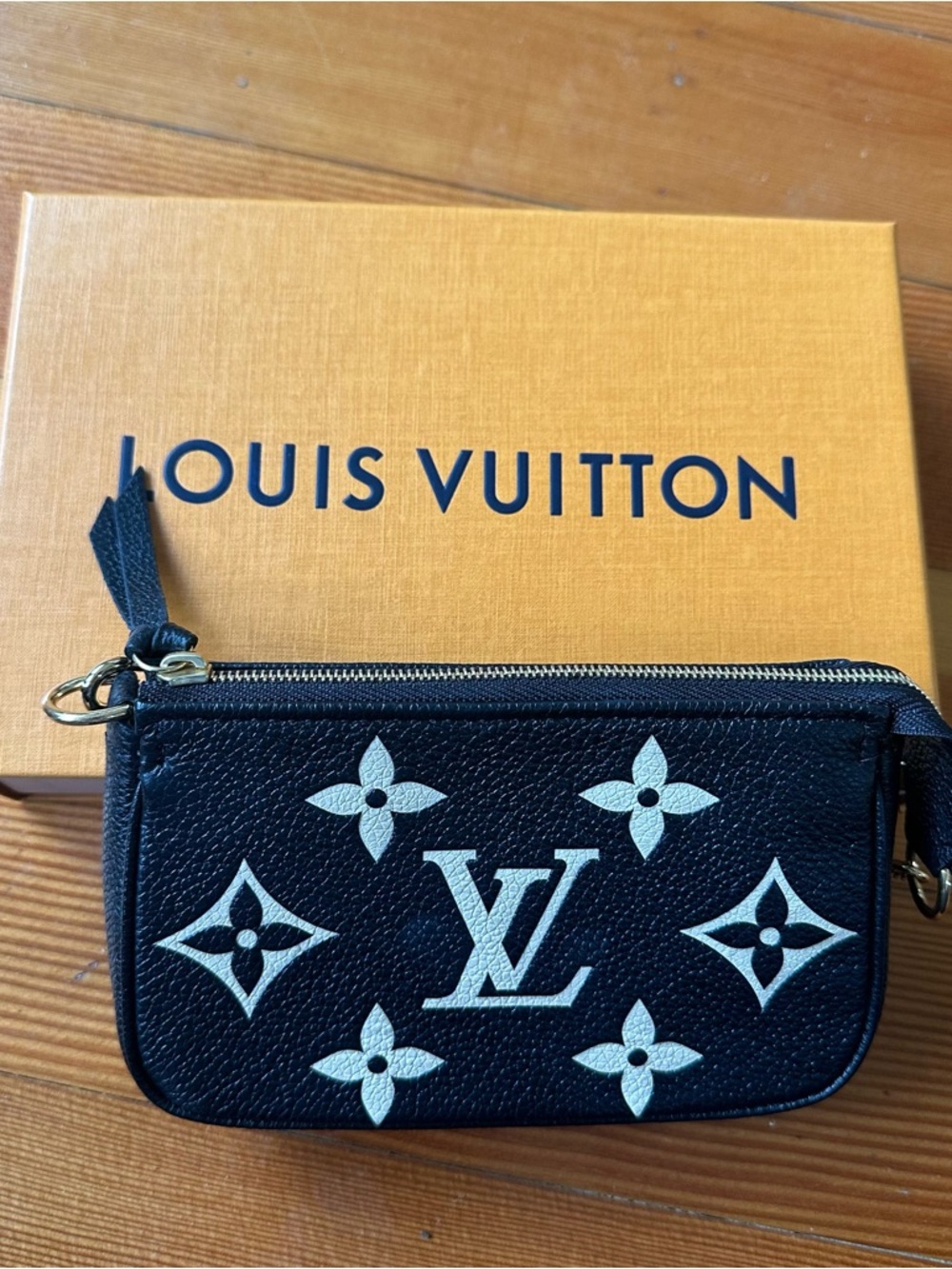 Louis Vuitton Black & White Monogram Crossbody Mini Pochette - Picture 4 of 8